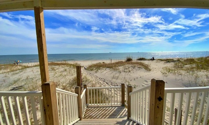 Southpointe House | Modern, Beachfront & Pet Friendly