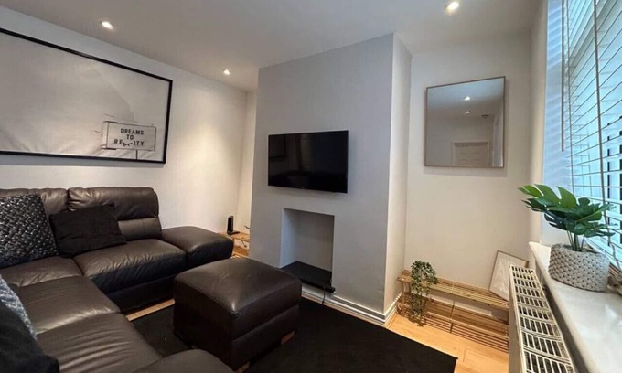 Stoke-on-Trent House | Modern & Bright 4 Bedroom Home