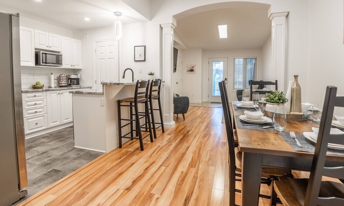 Cornwall House | Modern, Bright Townhome - Sleeps9+Wifi+Close To Hwy