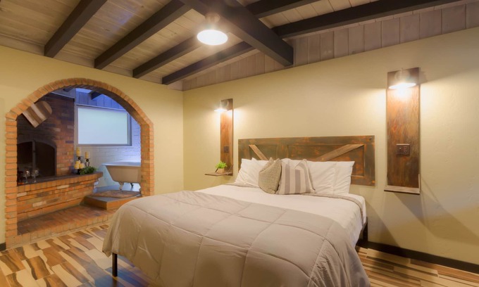 Sedona Cabin | Modern cabin for 4 with views of the red rocks and next to Slide Rock State park