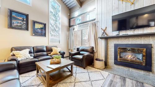 Mammoth Lakes House | Modern Cabin for Family of 8 - Near Slopes & Canyon Lodge