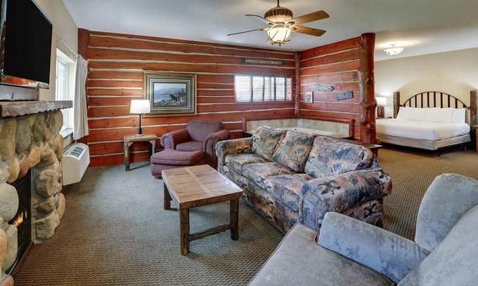 Johnston Hotel | Modern Cabin Vibes, Complimentary Breakfast & Whirlpool Suites Available