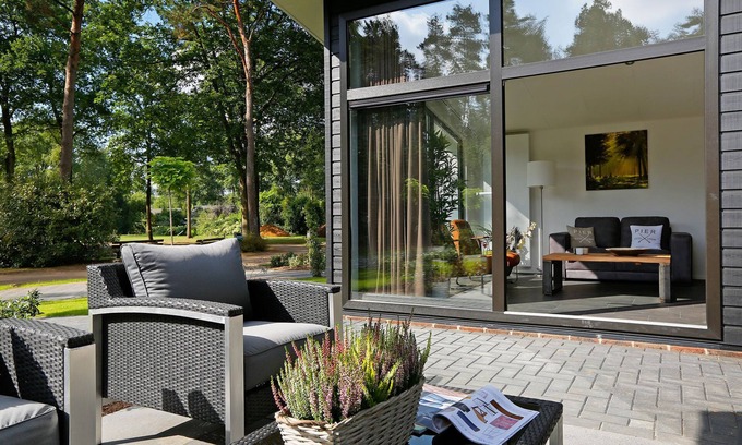 Markelo Ski Chalet | Modern chalet with a smart TV near forest