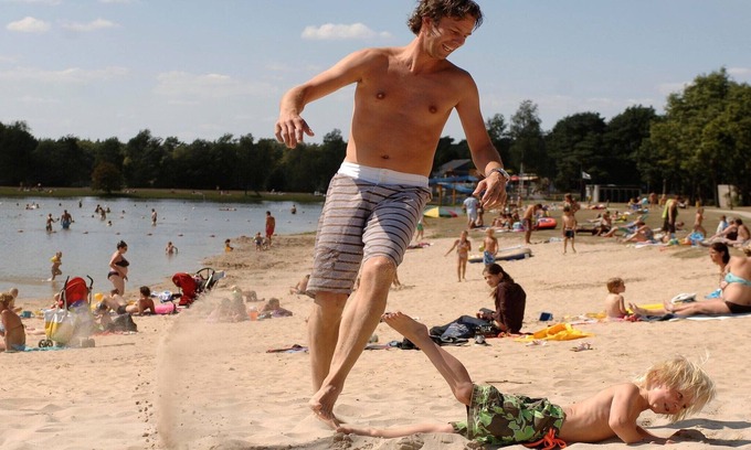 Municipality of Geldrop-Mierlo Ski Chalet | Modern chalet with two bathrooms, on a holiday park, 12 km. from Eindhoven