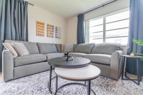 Survey Creek Apartment | Modern Chic Getaway - Sleeps 11 - Palmwavestays