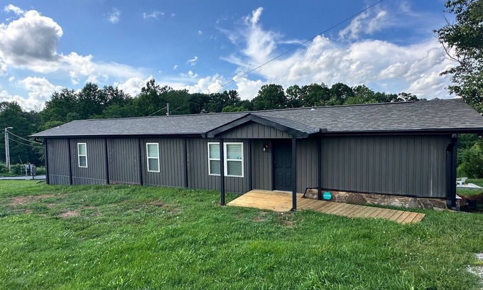 Baxter House | Modern Comfort w/Waterfall Views