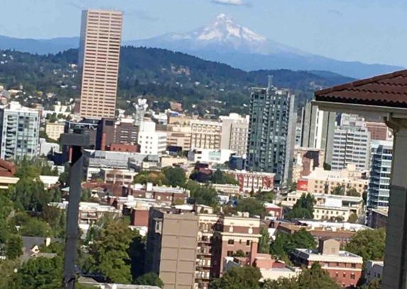 Kings Heights Apartment | Modern Condo Overlooking Portland