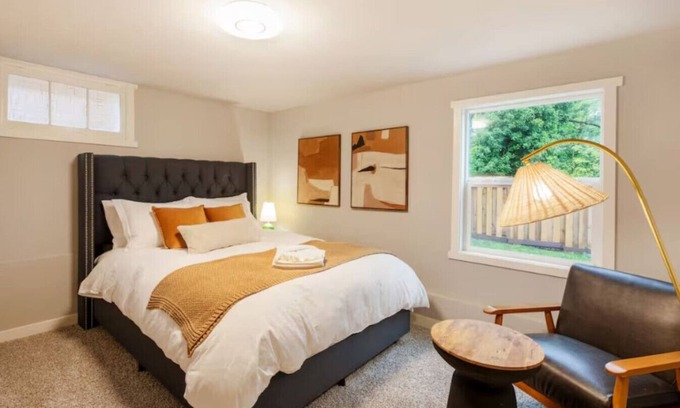 Bryn Mawr-Skyway House | Modern Cozy Bright 2BR Lower Unit w/private entry