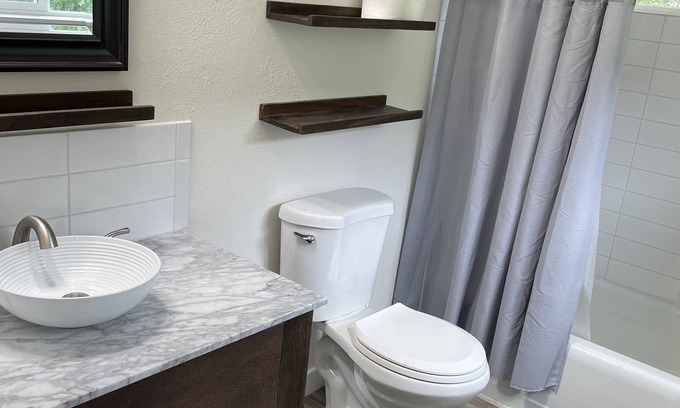 Dunsmuir House | Modern Cozy Mountain Home with VIEWS