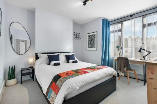 Charlton House | Modern Double bedroom in city apartment room 1
