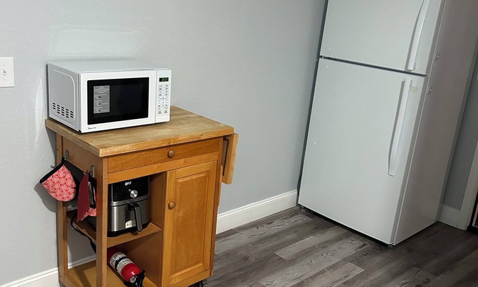 Pine Hills Apartment | Modern en-suite studio with shared pool in vibrant Orlando