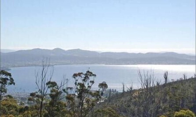 Tolmans Hill House | Modern executive house, stunning views over Hobart