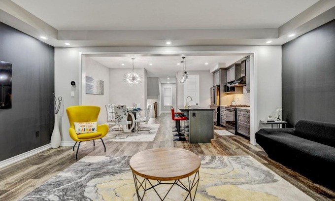 Halton Regional Municipality House | Modern Family Friendly 4BR Home Away From Home