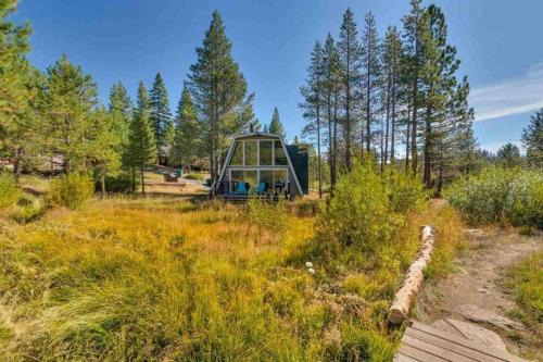 Truckee House | Modern Gambrel Cabin Near Ski Resorts