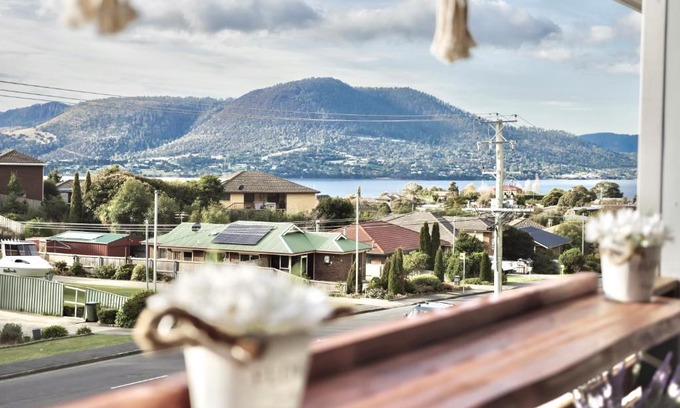 Rosetta House | Modern holiday home in Hobart - Stunning Mountain & Water views