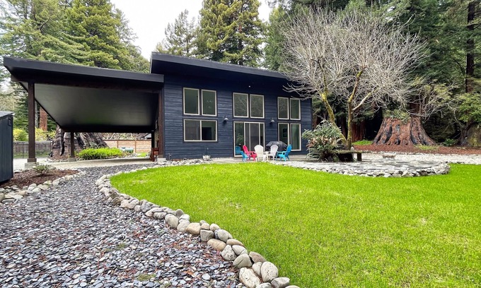 Westhaven-Moonstone House | Modern home in idyllic setting - pvt. yard w/gas grill - close to beach & hiking