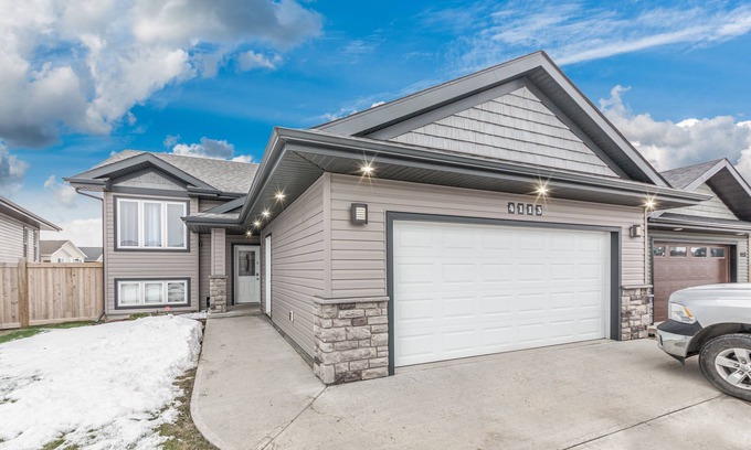 Lloydminster House | Modern House {Fenced Back Yard} BBQ Garage {Clean}