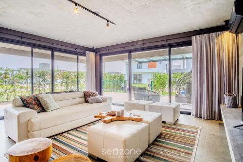 Praia do Rosa House | Modern house with pool next to Surfland ROI00