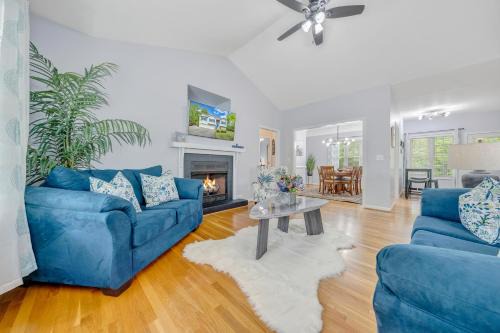 Huddleston House | Modern Lake Acess Retreat, Hot Tub, Pet Friendly!