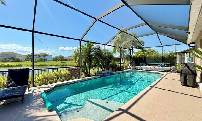 Ruskin House | MODERN LAKE FRONT HOUSE–HUGE POOL/LANAI–BBQ-NEAR BEACH/LAKE/PARK/CAFE/RESTAURANT