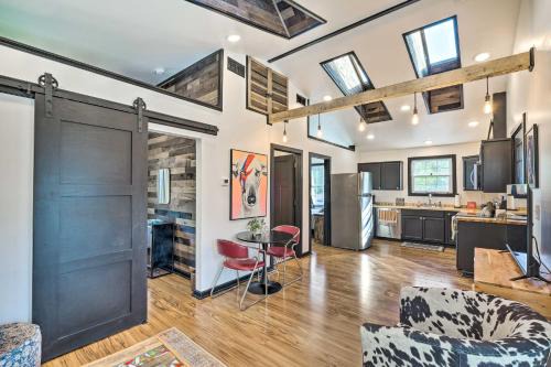 Cherokee Triangle Apartment | Modern Louisville Apartment with Furnished Deck