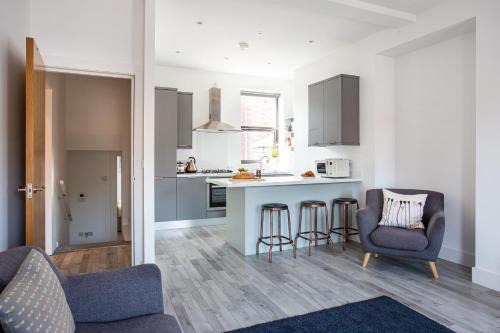 Ormeau Apartment | Modern Luxury Apartment, Sleeps 6, Best Location
