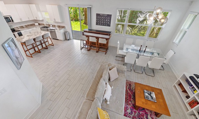 Arlington Park House | Modern, Mins to Beach and Downtown, Steps to Arlington Park