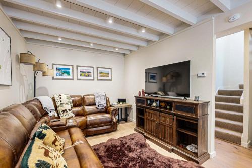 Olympic Valley Apartment | Modern Mountain Getaway