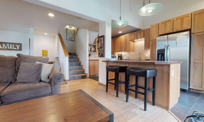 Mammoth Lakes House | Modern Mountain Haven - Walk to Slopes/Canyon Lodge