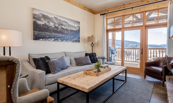 Victor Apartment | Modern Mountain Retreat