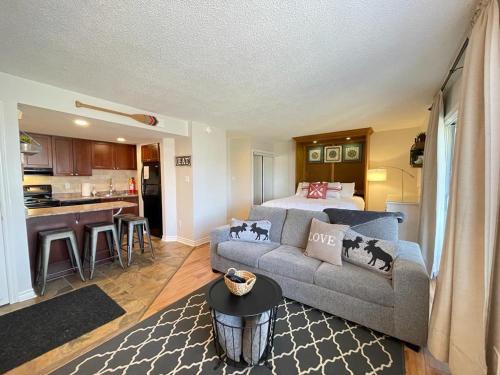 Craigleith Apartment | Modern Mountainside Ski In/Ski Out Studio at Blue
