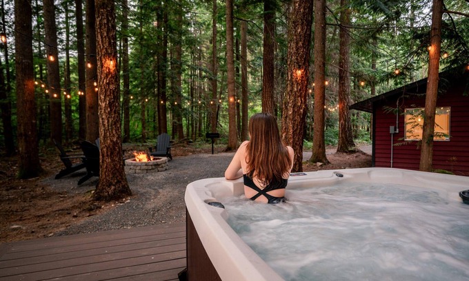 Peaceful Valley Cabin | Modern Mt. Baker Cabin With NEW Private Hot Tub