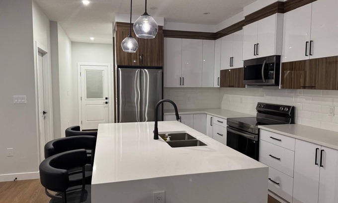 Northeast Edmonton House | Modern n’ cozy 4 Bedroom 3 full bath home