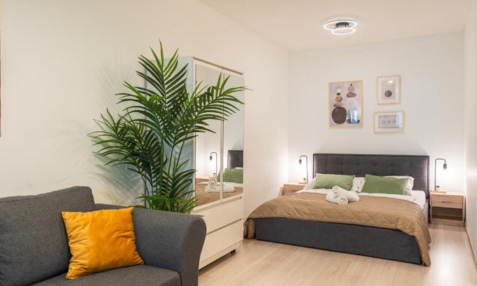 Csarnok negyed Apartment | Modern Newly-built Home by the New York Cafe