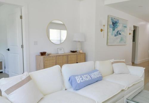 Pinewood Park House | Modern Oasis 3 bedroom 1 bathroom- Sleeps up to 10