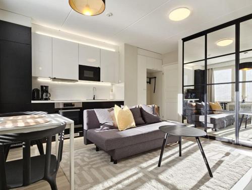 Kallio Apartment | Modern One-Bedroom with glazed sun balcony, 350m metro