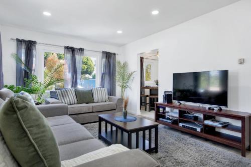 Del Rey House | Modern Peaceful Private Oasis Near The Beach