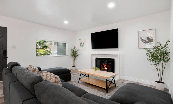 Citrus Heights House | Modern Pristine Comfortable 3BD/2BA Home W/POOl