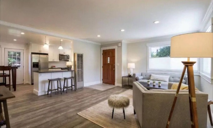 Shoreline West House | Modern Private Home W/Pool Near Downtown MV!