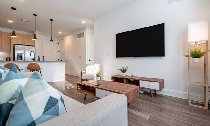 Hancock Apartment | Modern Space near UT King Bed