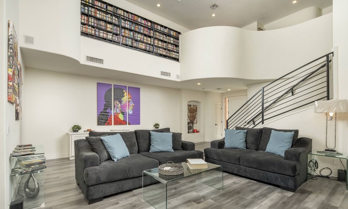 Chandler House | Modern Spacious 2 Master Bedroom Cal King with Loft & Pool Sleeps 6