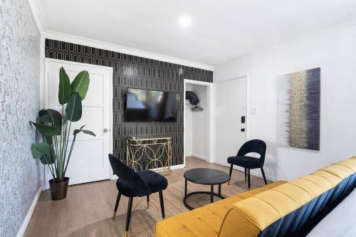 The Flats Apartment | Modern Studio Central Hollywood Location