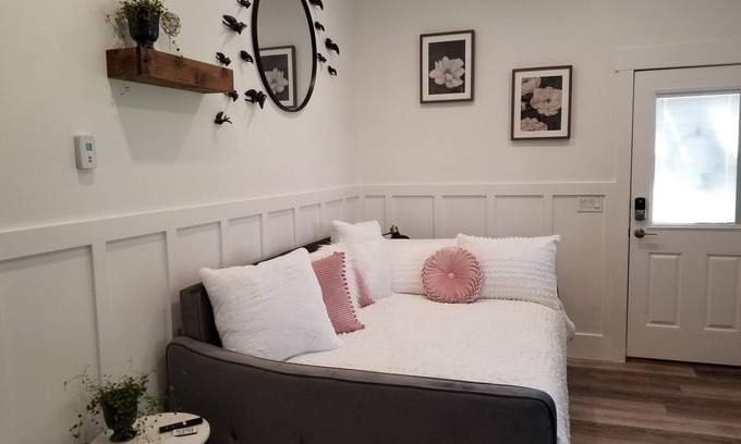 Layton Apartment | Modern Studio with Washer & Dryer