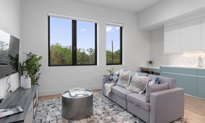 West Congress Apartment | Modern & Stylish 1BR Apartment near SoCo—Sleeps 3