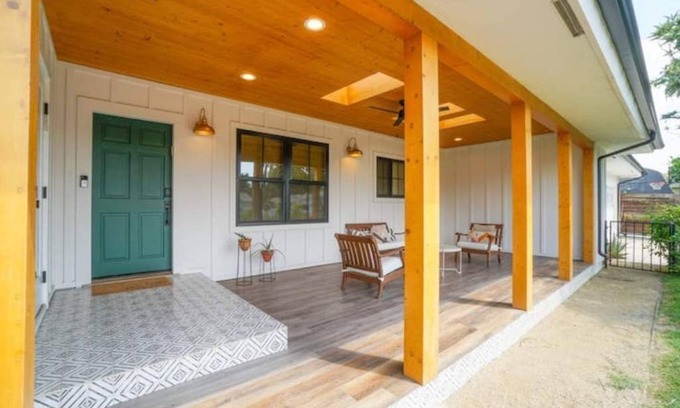 Valley Glen House | Modern Stylish Home near Universal Hollywood