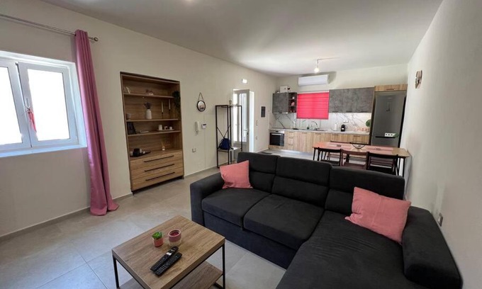 Dhafnes House | Modern Stylist House for Friends