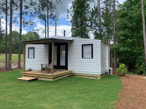Eastman Resort | Modern tiny house -hidden away just outside of town