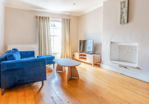 Notting Hill Apartment | Modern Top - Floor Retreat in Notting Hill - Walk to Portobello Market
