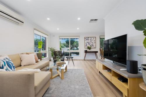 Wheelers Hill House | Modern Tranquil Getaway