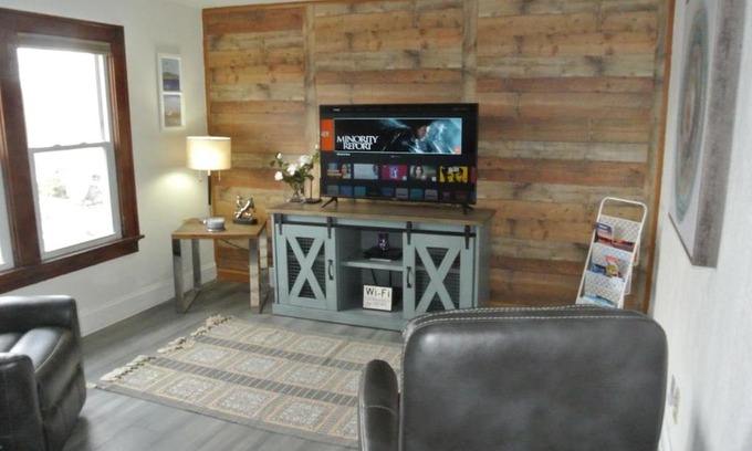 Two Rivers Apartment | Modern Upstairs Vacation Apartment in Two Rivers, Near Lake Michigan
